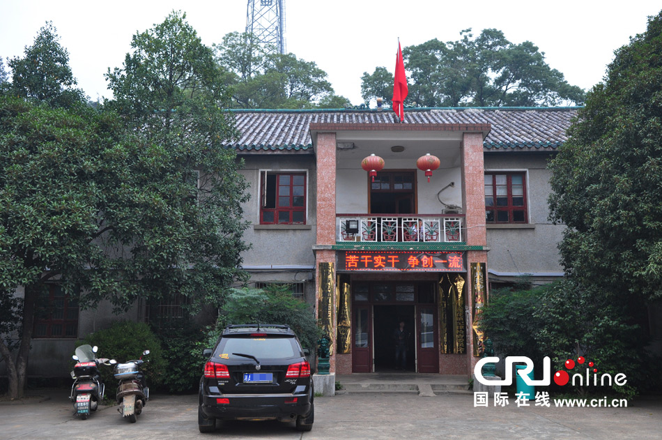 　2013年10月21日，這是蓮花鎮(zhèn)人民政府的辦公樓，和蓮花鎮(zhèn)云蓋村的辦公樓相比，寒酸不少。