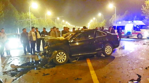車禍發(fā)生在鄭開(kāi)大道路中央雙黃線附近,現(xiàn)場(chǎng)狀況慘烈。