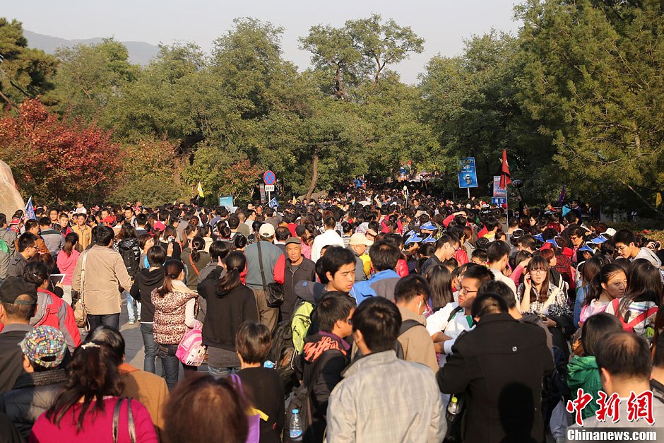 　10月26日，北京香山公園內(nèi)游客摩肩接踵。