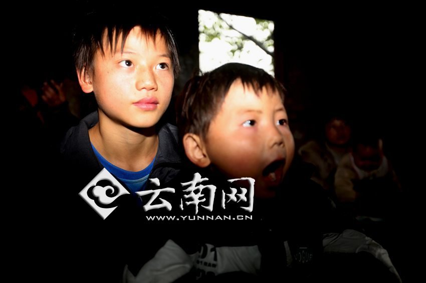 孩子認真地跟著袁老師讀拼音。徐弘毅 攝
