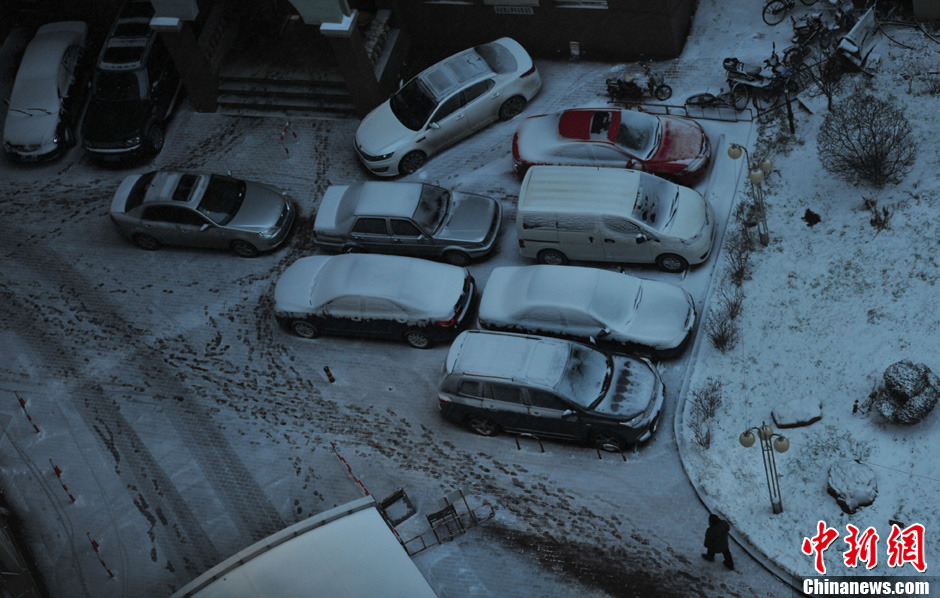 11月18日，沈陽街頭車輛被積雪覆蓋。