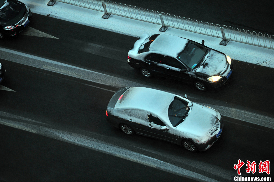 11月18日，沈陽街頭的汽車被積雪覆蓋。