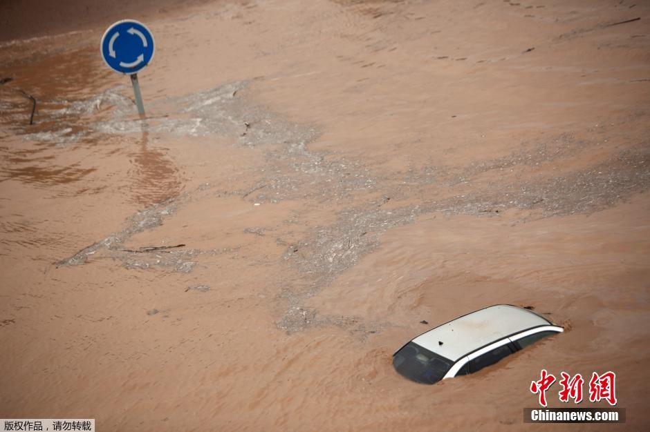 西班牙連日暴雨導(dǎo)致洪水泛濫 車(chē)輛被水淹沒(méi)