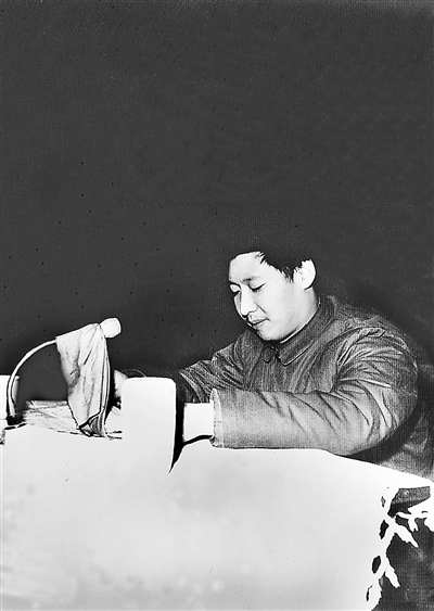 1983年12月22日,時(shí)任中共正定縣委書(shū)記習(xí)近平在發(fā)展商品生產(chǎn)三級(jí)干部會(huì)上講話。