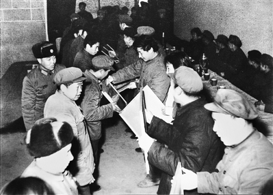 1985年4月6日,時(shí)任中共正定縣委書(shū)記習(xí)近平在全縣首季開(kāi)門紅表彰大會(huì)上頒獎(jiǎng)。