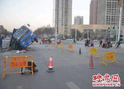 “鄭州地鐵站附近路面塌陷”實(shí)為大貨車(chē)壓塌透水路面