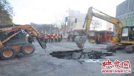 “鄭州地鐵站附近路面塌陷”實(shí)為大貨車(chē)壓塌透水路面