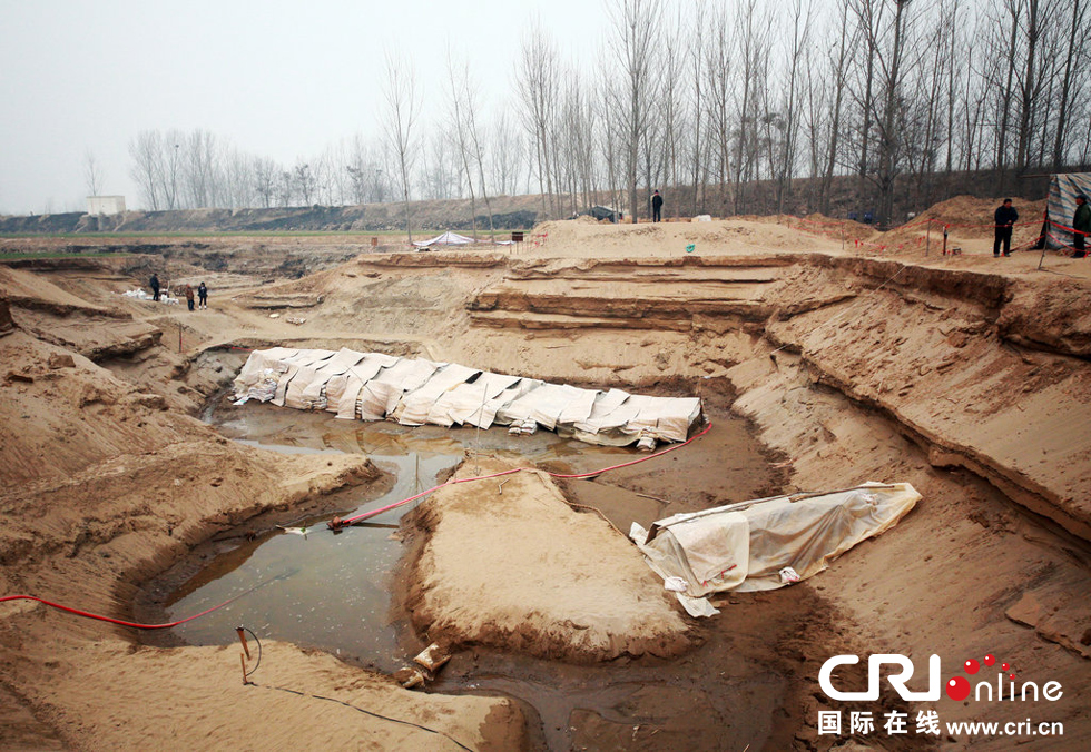 2014年1月6日，河南洛陽(yáng)古沉船發(fā)掘現(xiàn)場(chǎng)，兩艘古沉船，一艘已經(jīng)挖掘出土，另一艘還有一半埋在沙丘里。