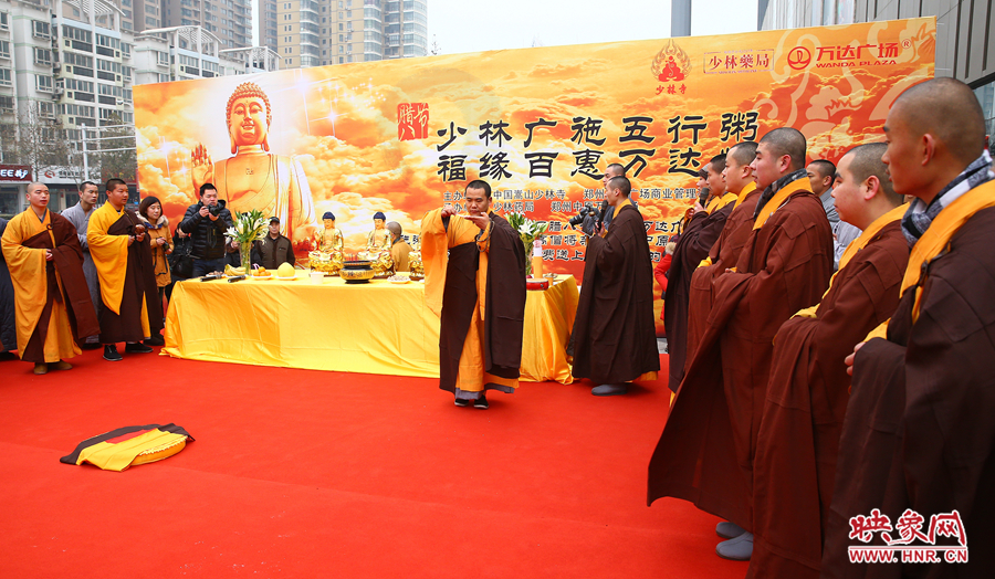 1月8日上午，鄭州市中原萬達(dá)廣場上，少林寺的僧人們?yōu)榕D八節(jié)做法事施粥。
