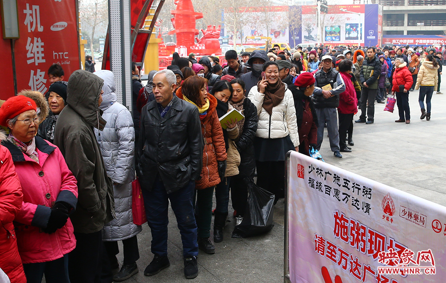 1月8日上午，少林寺布施臘八粥的現(xiàn)場市民排起了長隊(duì)，足有上千人前來領(lǐng)取五行粥