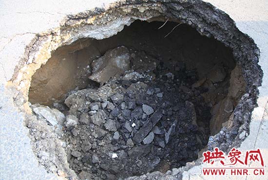 坑口直徑約兩米，路面下形成中空的大坑，約有15平方米。