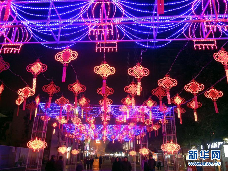 　1月30日，市民走在由中國結霓虹燈裝扮的蘇州街頭。