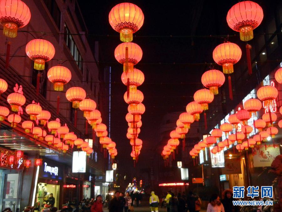 　1月30日，市民行走在大紅燈籠裝飾的蘇州街頭。
