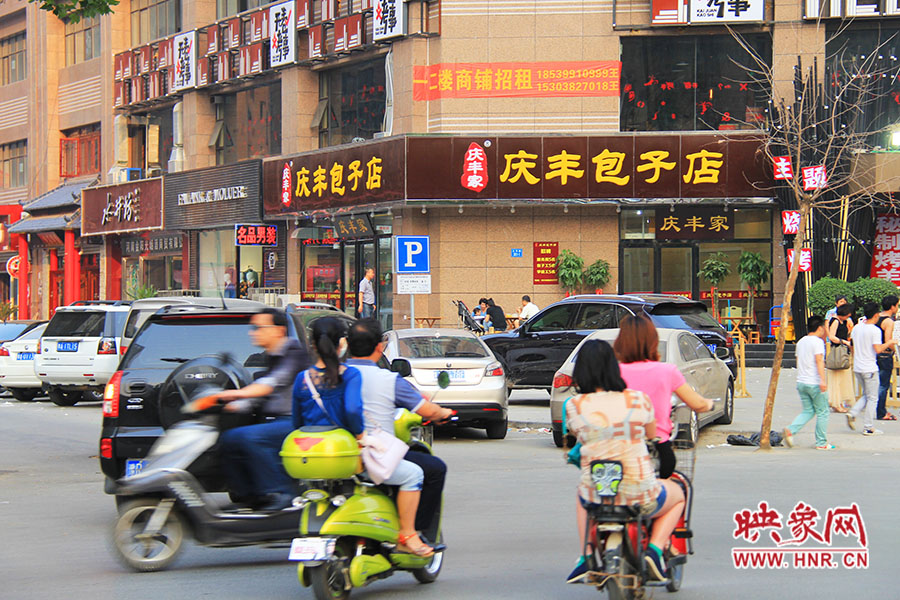 “慶豐包子店”位于路口拐角處,人流量車流量很大,堪稱黃金位置。