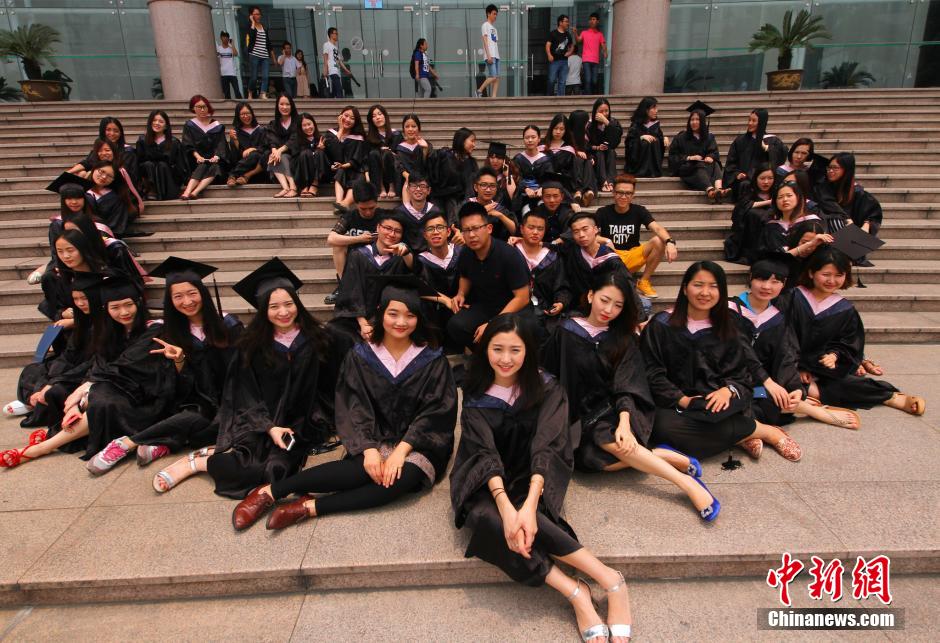 6月6日，浙江理工大學(xué)的畢業(yè)生們在校園中以賣萌、搞怪等獨具青春特色的方式告別大學(xué)生涯。中新社發(fā) 李晨