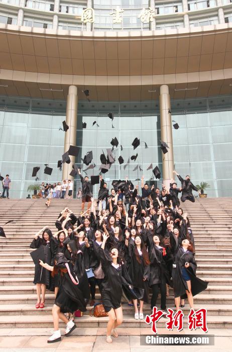 6月6日，浙江理工大學(xué)的畢業(yè)生們在校園中以賣萌、搞怪等獨具青春特色的方式告別大學(xué)生涯。中新社發(fā) 李晨