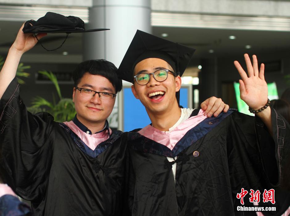 6月6日，浙江理工大學(xué)的畢業(yè)生們在校園中以賣萌、搞怪等獨具青春特色的方式告別大學(xué)生涯。中新社發(fā) 李晨