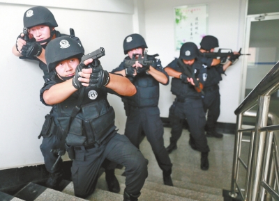 進(jìn)入樓道后，特警開始地毯式搜索。