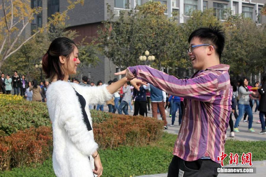 11月11日，河南財(cái)經(jīng)政法大學(xué)校園內(nèi)，300名在校大學(xué)生在上演了一出“光棍”也瘋狂的“快閃”大戲。