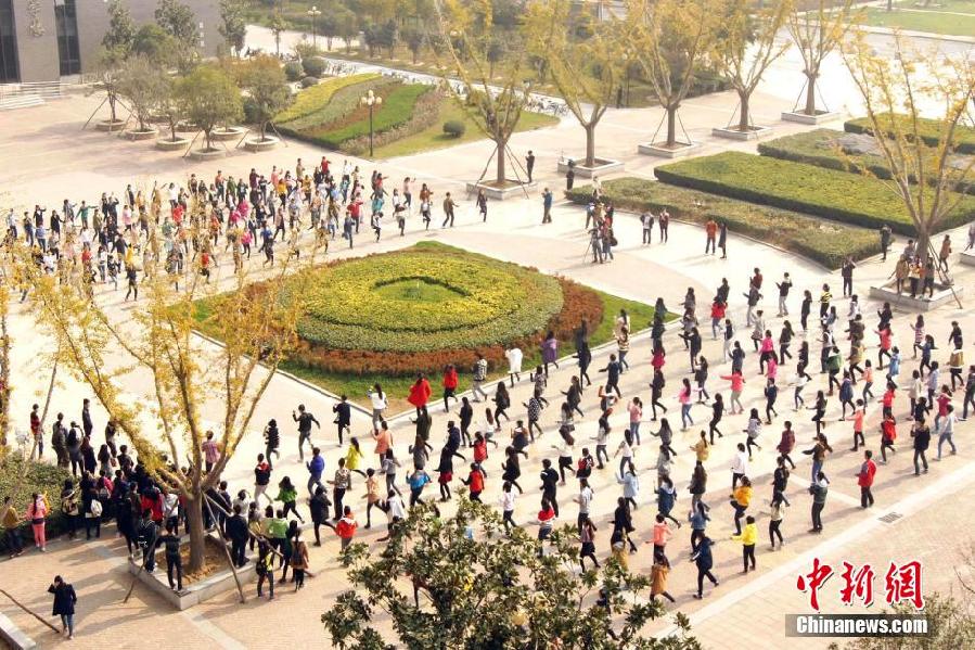 11月11日，河南財(cái)經(jīng)政法大學(xué)校園內(nèi)，300名在校大學(xué)生在上演了一出“光棍”也瘋狂的“快閃”大戲。