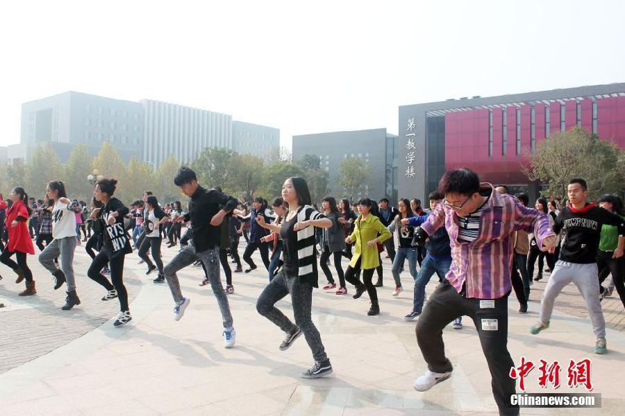 11月11日，河南財(cái)經(jīng)政法大學(xué)校園內(nèi)，300名在校大學(xué)生在上演了一出“光棍”也瘋狂的“快閃”大戲。