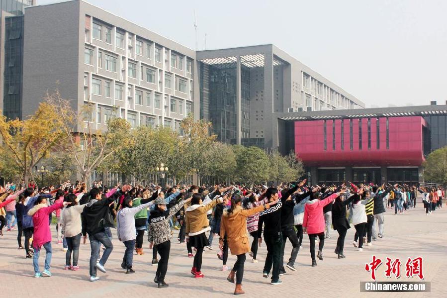11月11日，河南財(cái)經(jīng)政法大學(xué)校園內(nèi)，300名在校大學(xué)生在上演了一出“光棍”也瘋狂的“快閃”大戲。