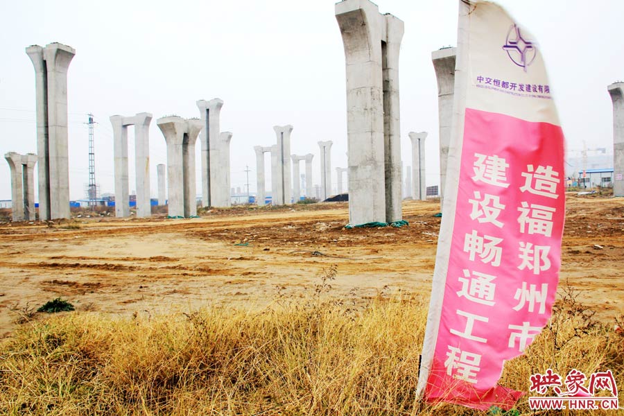 施工現(xiàn)場還插放著“建設(shè)暢通鄭州，造福鄭州市民”的條幅。
