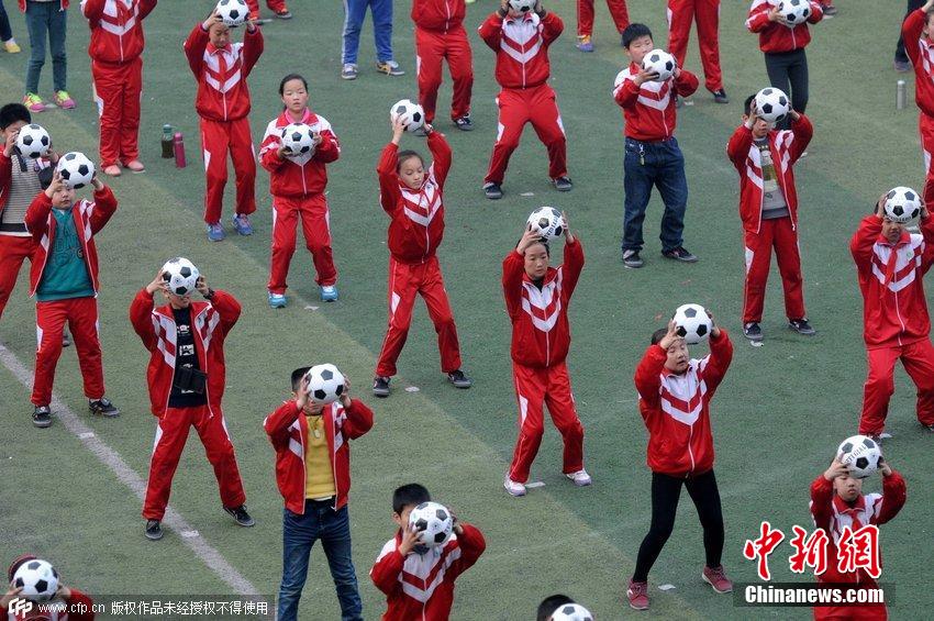 洛陽推進(jìn)校園足球普及 學(xué)生跳起“足球操”