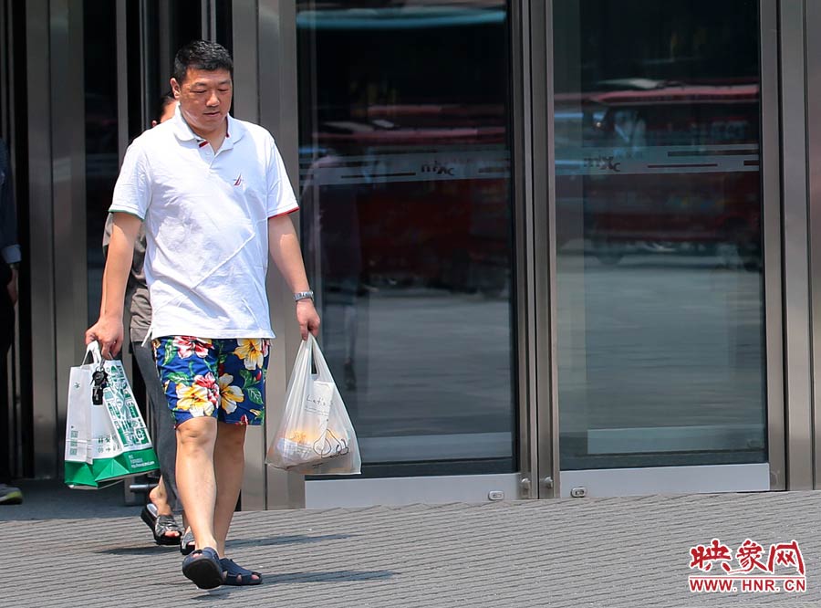 褲頭、T恤的裝束依然提前入夏