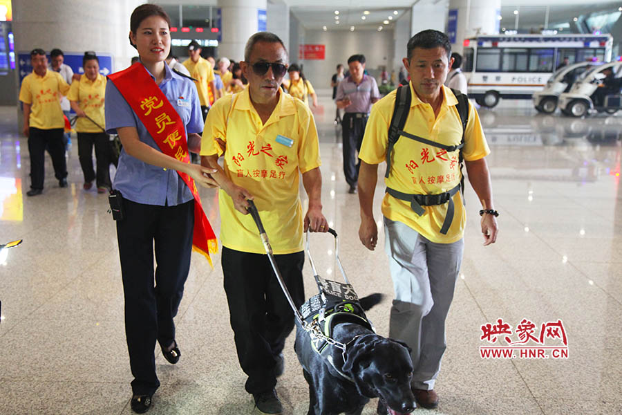 接到鄭州市愛心導(dǎo)盲犬服務(wù)中心的乘車請(qǐng)求后，鄭州東站抽調(diào)了工作人員進(jìn)行對(duì)接，提前做好服務(wù)引導(dǎo)準(zhǔn)備。