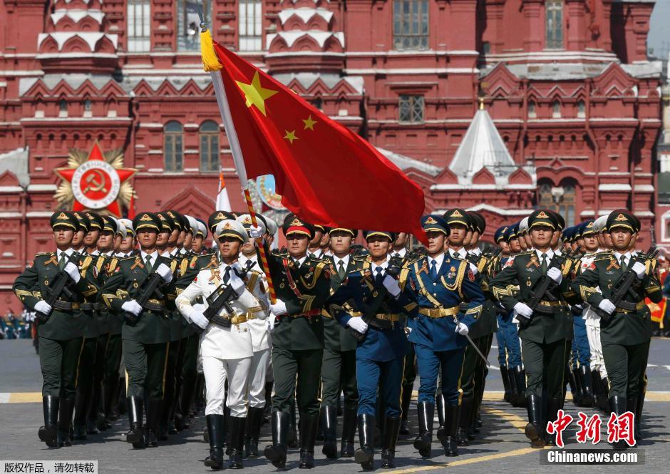 解放軍三軍儀仗隊(duì)參加紅場(chǎng)閱兵。