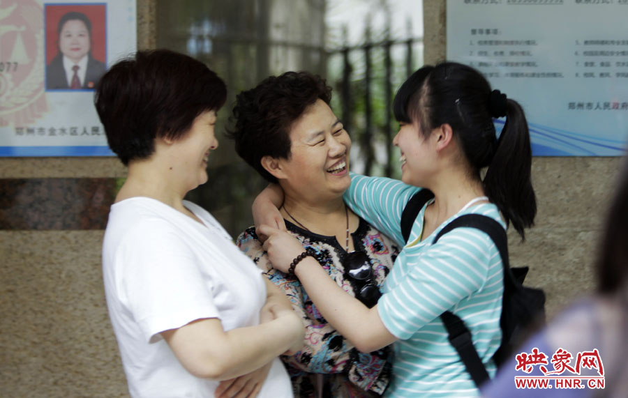 6月7日，鄭州回中考點，走出考場的考生和家長擁抱在一起