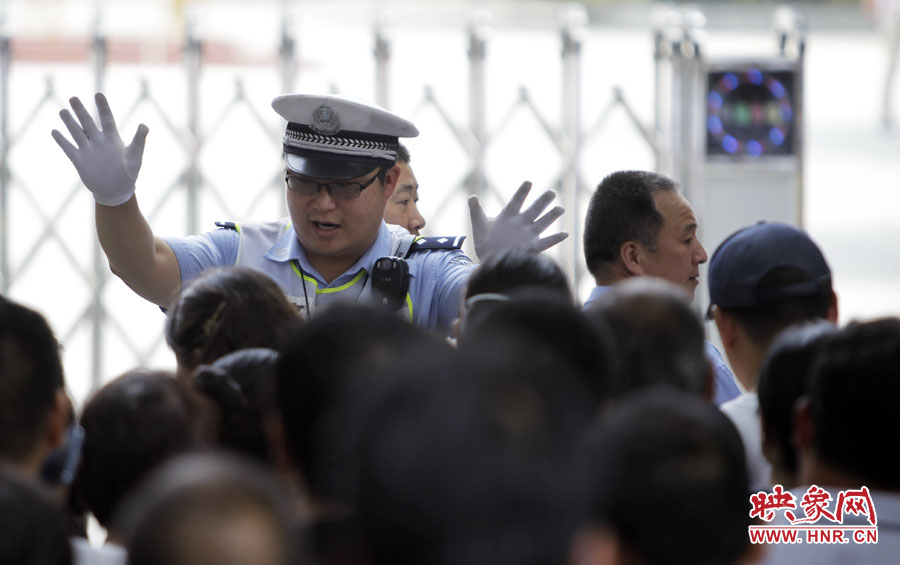 6月7日，鄭州回中考點，交警在考場外維持秩序