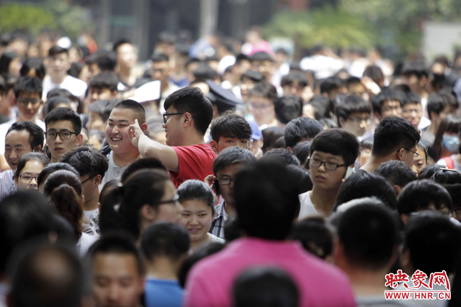 6月7日，鄭州回中考點，考生走出考場，面露笑容