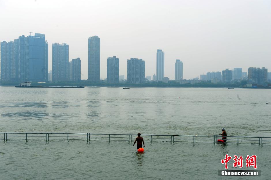 江武漢關(guān)水位超過25米“設防線” 民眾江邊戲水