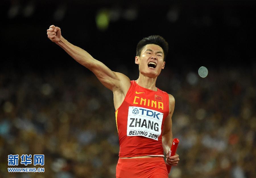 8月29日，中國隊(duì)選手張培萌沖過終點(diǎn)線后振臂歡呼。
