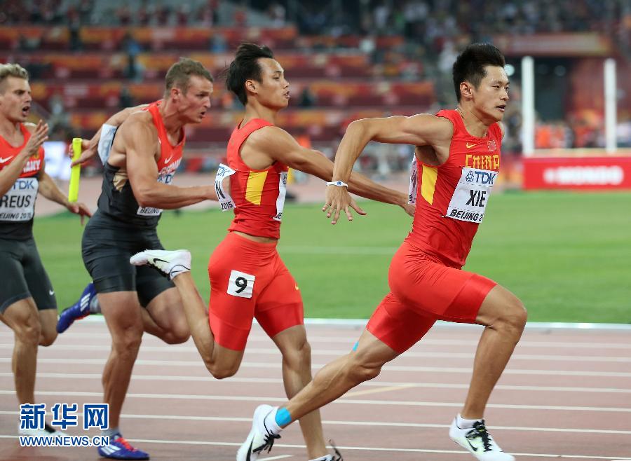 中國隊(duì)選手謝震業(yè)（右一）和莫有雪在比賽中交接棒。
