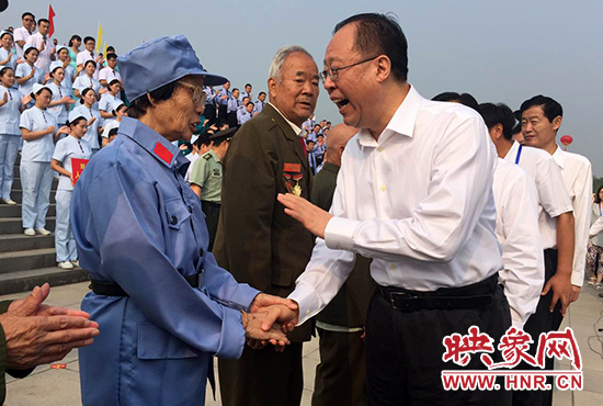 領(lǐng)導與老兵親切交流