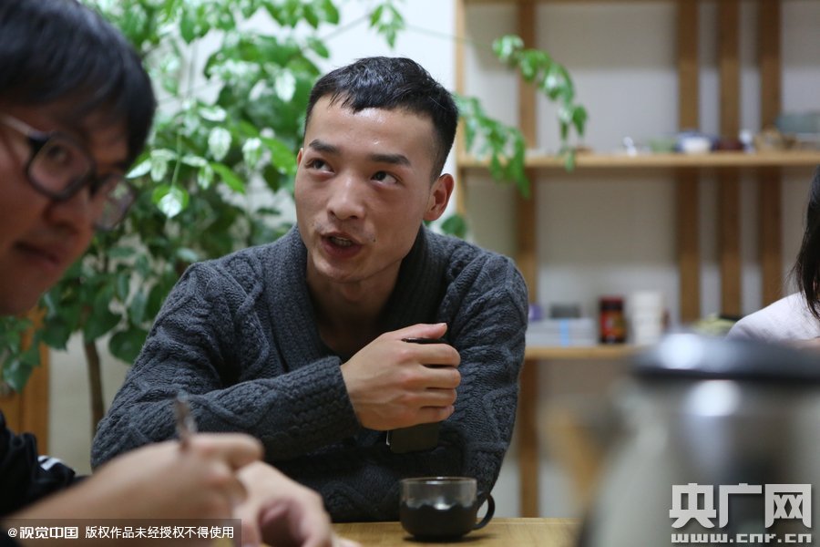 網(wǎng)絡(luò)紅人葉良辰現(xiàn)身浙江臺州，接受記者的專訪。