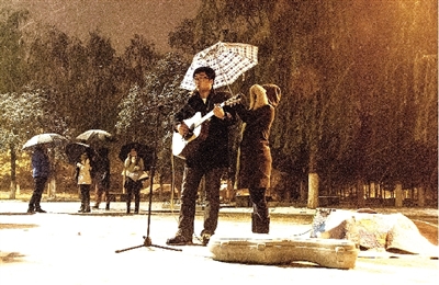 雪夜鄭大新校區(qū)的這一幕是不是也溫暖了你？