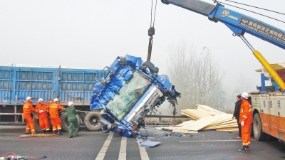 大貨車(chē)的車(chē)頭被撞得嚴(yán)重變形