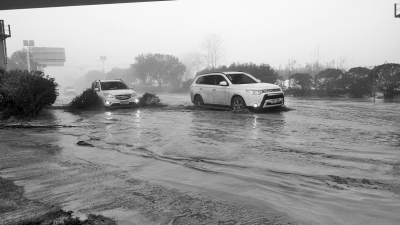 鄭州新田大道無(wú)雨水管道 百米路被淹達(dá)半米以上