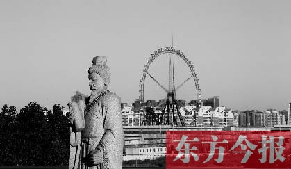 16日，從中原福塔基座平臺(tái)看向世紀(jì)歡樂(lè)園的景象
