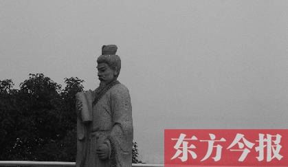 23日，從中原福塔基座平臺(tái)看向世紀(jì)歡樂(lè)園的景象
