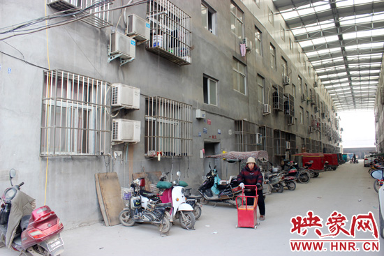三棟居民樓沒有任何手續(xù)，沒有房產(chǎn)證，售價(jià)超級(jí)低。