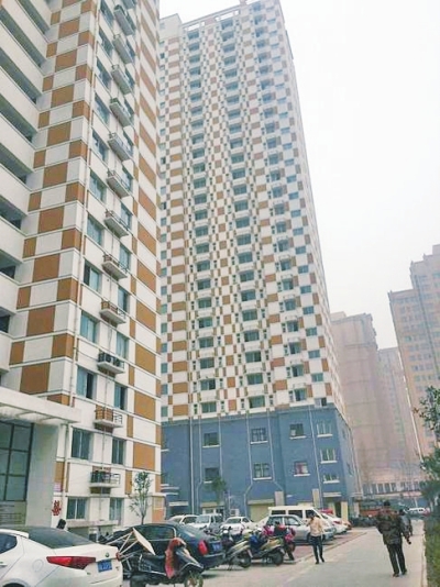 鄭州中基都市春天小區(qū)的公租房一直在閑置,樓下門面房已營業(yè)很長時間。