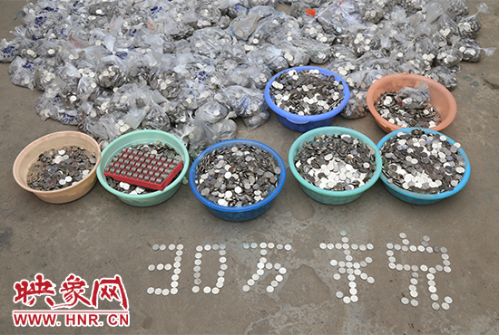 據(jù)負(fù)責(zé)清點(diǎn)“巨資”的張大爺介紹，這筆“巨資”積攢了兩個(gè)月左右，有30萬左右，重達(dá)3000多斤。