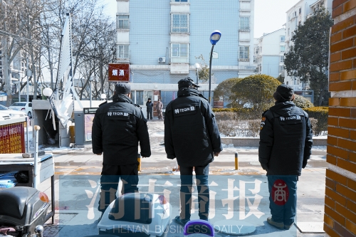 小區(qū)門口有兩撥保安把門，分屬不同的物業(yè)公司