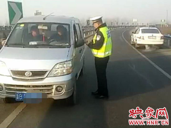 2月3日，一名男子因錯(cuò)過(guò)了路口不顧自身安全竟然在高速上逆行，被焦作高速交警逮個(gè)正著。