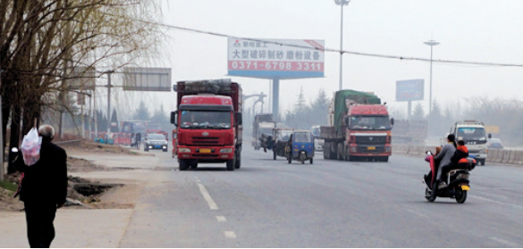 距離事故現(xiàn)場(chǎng)不遠(yuǎn)，仍有人騎電動(dòng)車帶著孩子橫穿馬路